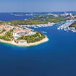 Spacious, Newly Renovated, Rooftop With Marina Views Apartmán *