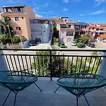 Spacious, Newly Renovated, Rooftop With Marina Views 普拉
