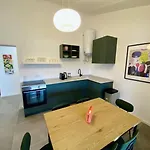 Spacious, Newly Renovated, Rooftop With Marina Views * 普拉