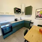 Spacious, Newly Renovated, Rooftop With Marina Views Apartman