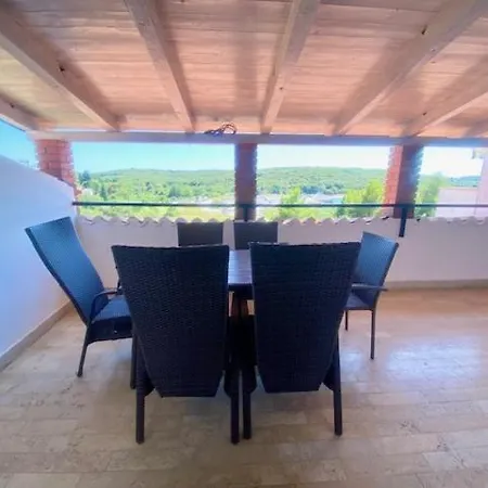 Spacious, Newly Renovated, Rooftop With Marina Views 풀라