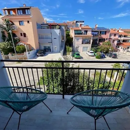 Spacious, Newly Renovated, Rooftop With Marina Views Πούλα