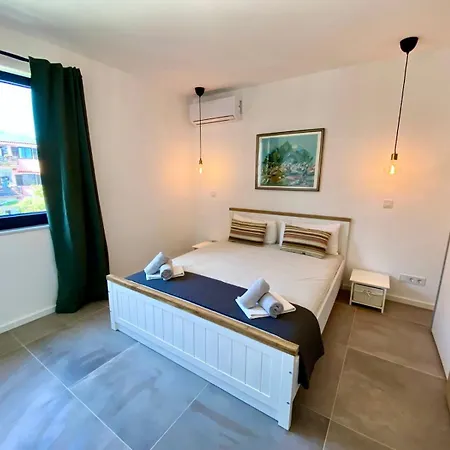 Apartment Spacious, Newly Renovated, Rooftop With Marina Views Pula