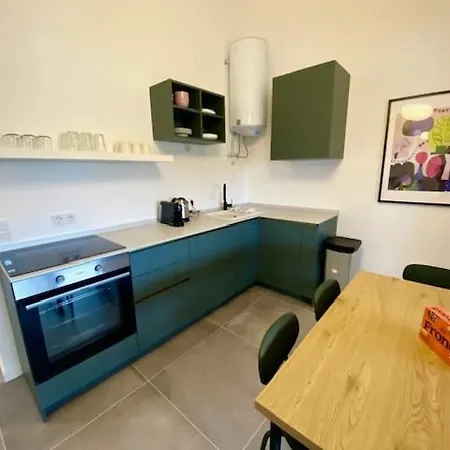 Spacious, Newly Renovated, Rooftop With Marina Views Διαμέρισμα