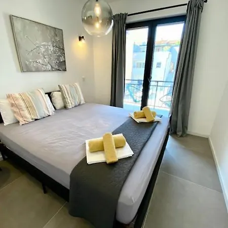 Spacious, Newly Renovated, Rooftop With Marina Views Apartmán