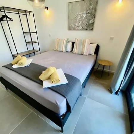 Spacious, Newly Renovated, Rooftop With Marina Views *