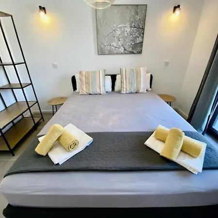 Apartmán Spacious, Newly Renovated, Rooftop With Marina Views
